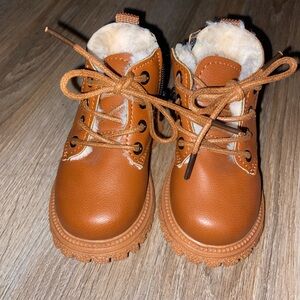 Winter Boot faux leather - size EUC 21